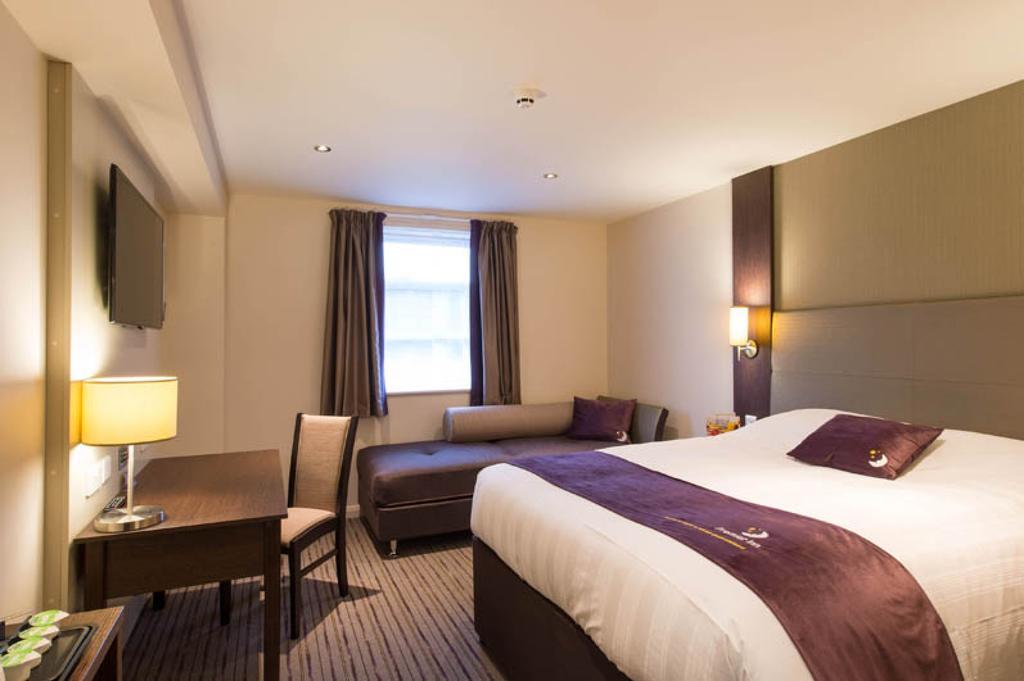 Premier Inn Fleet Exterior photo